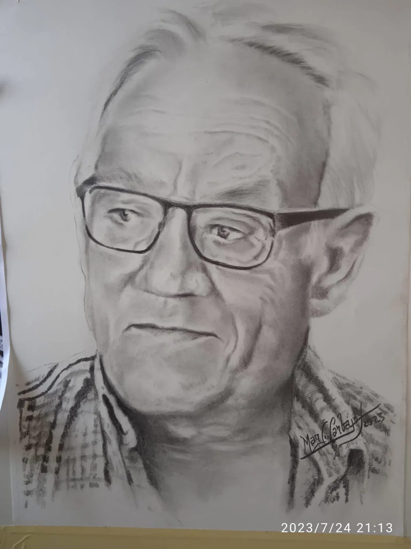 Retrato a grafito de un señor con gafas