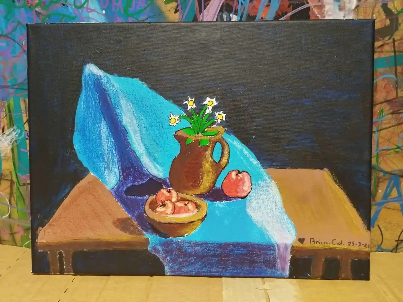 Bodegón con jarrón de flores y fruta sobre un mantel azul