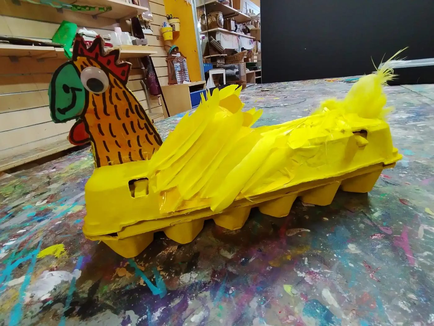 Gallina amarilla hecha con cartón de huevos reciclado