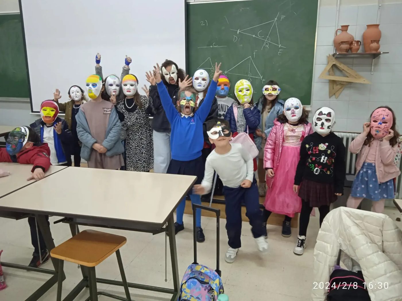Niños con las máscaras que han hecho en clase
