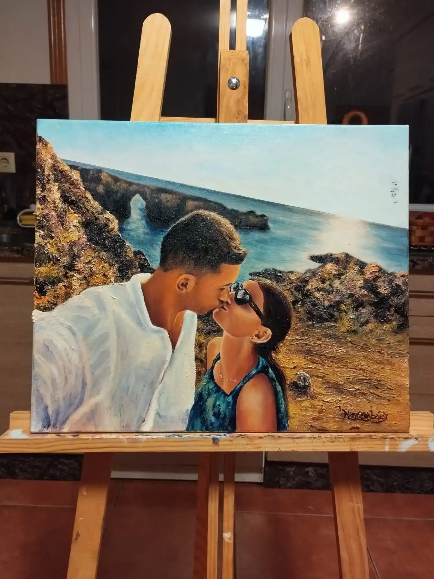 Retrato al óleo de una pareja besándose junto al mar