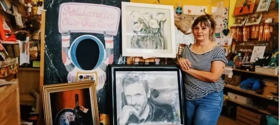 La profesora de Artelandia junto a algunos de sus retratos