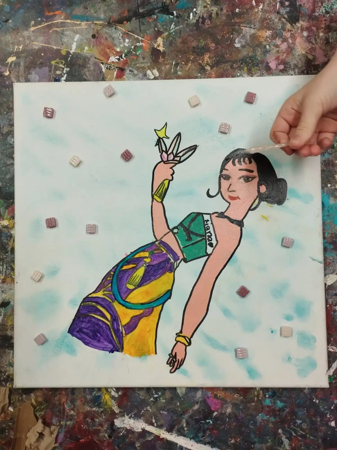 Ilustración de una chica con un vestido de flores, hecha por una alumna